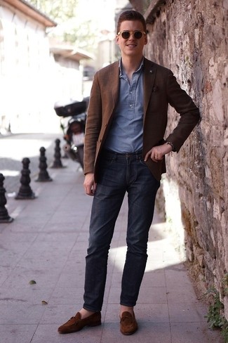 Quale jeans indossare con mocassini con nappine marroni quando fa caldo in modo smart-casual: Coniuga un blazer marrone con jeans per creare un look smart casual. Scegli uno stile classico per le calzature e opta per un paio di mocassini con nappine marroni.