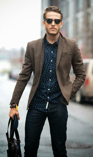 Quale blazer indossare con jeans neri in autunno 2024: Scegli un outfit composto da un blazer e jeans neri, perfetto per il lavoro. Ecco una magnifica idea per creare uno stupendo look autunnale.
