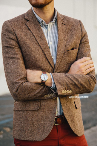 Come indossare e abbinare un blazer di lana marrone scuro per un uomo di 30 anni: Potresti indossare un blazer di lana marrone scuro e chino bordeaux per un look davvero alla moda.