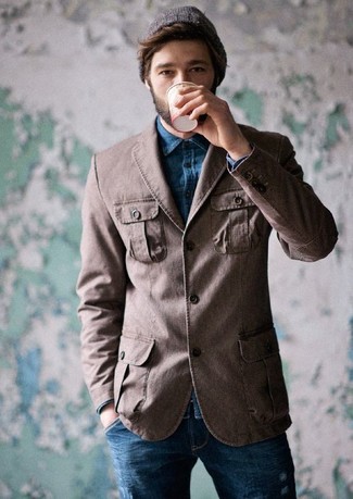 Come indossare e abbinare un blazer di velluto a coste marrone scuro in modo smart-casual: Prova a combinare un blazer di velluto a coste marrone scuro con jeans blu scuro per un look da sfoggiare sul lavoro.