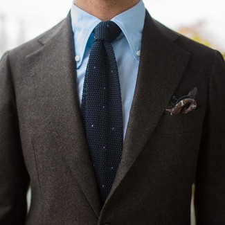 Look alla moda per uomo: Blazer di lana marrone, Camicia elegante azzurra, Cravatta lavorata a maglia nera, Fazzoletto da taschino con stampa cachemire marrone