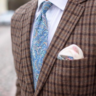 Come indossare e abbinare una cravatta con stampa cachemire azzurra quando fa caldo: Sfodera un look elegante con un blazer di lana a quadri marrone e una cravatta con stampa cachemire azzurra.