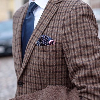 Come indossare e abbinare un blazer di lana scozzese marrone per un uomo di 30 anni in modo smart-casual: Indossa un blazer di lana scozzese marrone e una camicia elegante bianca per un look elegante e alla moda.