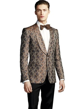 Come indossare e abbinare un blazer in broccato marrone per un uomo di 30 anni quando fa caldo in modo formale: Opta per un blazer in broccato marrone e pantaloni eleganti neri per un look elegante e di classe.