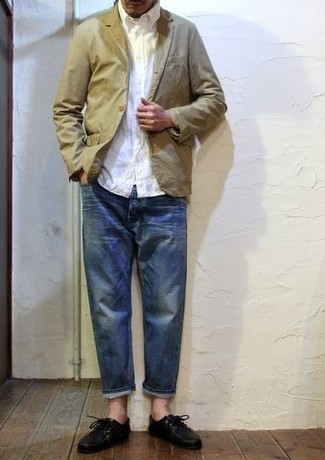 Look alla moda per uomo: Blazer marrone chiaro, Camicia a maniche lunghe bianca, Jeans blu, Scarpe da barca in pelle nere