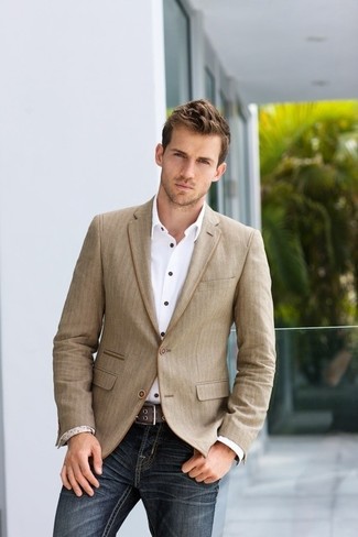 Quale camicia a maniche lunghe indossare con un blazer beige per un uomo di 30 anni: Potresti combinare un blazer beige con una camicia a maniche lunghe per un look elegante ma non troppo appariscente.