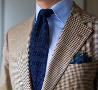 Come indossare e abbinare un fazzoletto da taschino a fiori blu quando fa caldo: Combina un blazer scozzese marrone chiaro con un fazzoletto da taschino a fiori blu per un look perfetto per il weekend.