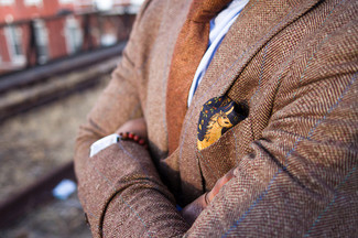 Come indossare e abbinare un fazzoletto da taschino dorato per un uomo di 30 anni: Potresti combinare un blazer di lana a spina di pesce marrone chiaro con un fazzoletto da taschino dorato per un look comfy-casual.