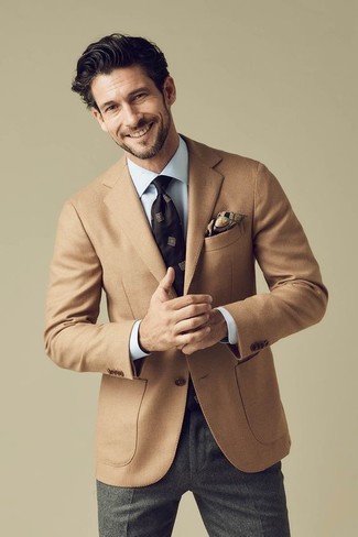Come indossare e abbinare pantaloni eleganti di lana grigio scuro in modo formale: Potresti combinare un blazer di lana marrone chiaro con pantaloni eleganti di lana grigio scuro per essere sofisticato e di classe.