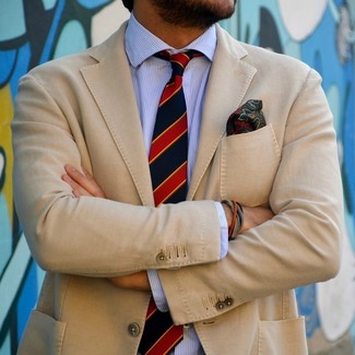 Come indossare e abbinare una cravatta a righe verticali bianca e rossa e blu scuro in modo smart-casual: Sfoggia il tuo aspetto migliore con un blazer marrone chiaro e una cravatta a righe verticali bianca e rossa e blu scuro.