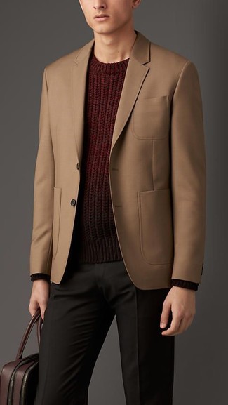 Come indossare e abbinare un maglione girocollo bordeaux per un uomo di 30 anni in modo formale: Prova a combinare un maglione girocollo bordeaux con pantaloni eleganti grigio scuro per essere sofisticato e di classe.
