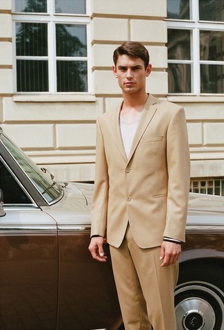 Look alla moda per uomo: Blazer marrone chiaro, T-shirt con scollo a v bianca, Pantaloni eleganti marrone chiaro