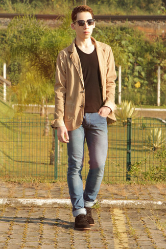 Come indossare e abbinare un blazer di cotone: Indossa un blazer di cotone con jeans aderenti blu per un look trendy e alla mano. Completa il tuo abbigliamento con un paio di scarpe derby in pelle scamosciata nere.