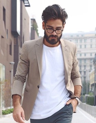 Come indossare e abbinare una t-shirt girocollo bianca con un blazer beige in modo smart-casual: Prova ad abbinare un blazer beige con una t-shirt girocollo bianca per un look raffinato per il tempo libero.