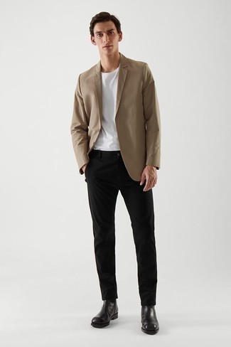 Look alla moda per uomo: Blazer di cotone marrone chiaro, T-shirt girocollo bianca, Chino neri, Stivali chelsea in pelle neri
