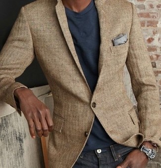Come indossare e abbinare un blazer beige per un uomo di 30 anni in modo casual: Prova ad abbinare un blazer beige con jeans neri se cerchi uno stile ordinato e alla moda.