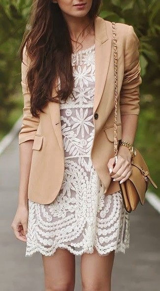 Look alla moda per donna: Blazer marrone chiaro, Vestito a tubino di pizzo bianco, Borsa a tracolla in pelle marrone chiaro, Orologio dorato
