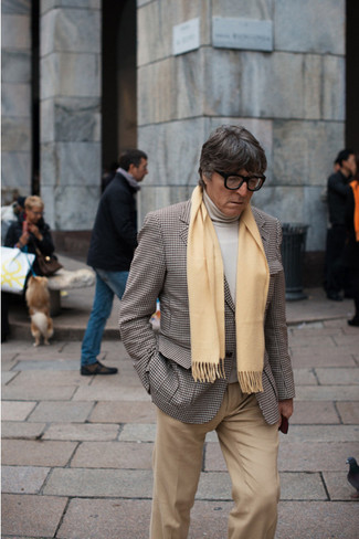 Come indossare e abbinare una sciarpa dorata per un uomo di 40 anni: Indossa un blazer con motivo pied de poule marrone e una sciarpa dorata per un look comfy-casual.
