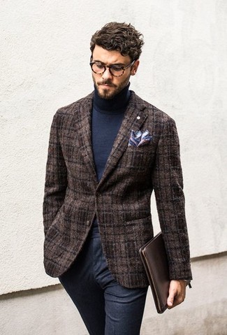 Come indossare e abbinare pantaloni di lana blu scuro in modo formale: Indossa un blazer di lana marrone con pantaloni di lana blu scuro per un look elegante e alla moda.