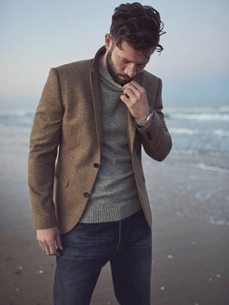 Look alla moda per uomo: Blazer di lana marrone, Dolcevita grigio, Jeans neri, Orologio argento