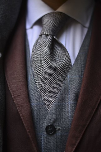 Quale blazer indossare con un gilet grigio scuro: Opta per un blazer e un gilet grigio scuro per essere sofisticato e di classe.