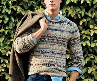 Quale maglione girocollo indossare con un blazer terracotta per un uomo di 30 anni in modo smart-casual: Prova ad abbinare un blazer terracotta con un maglione girocollo per essere elegante ma non troppo formale.