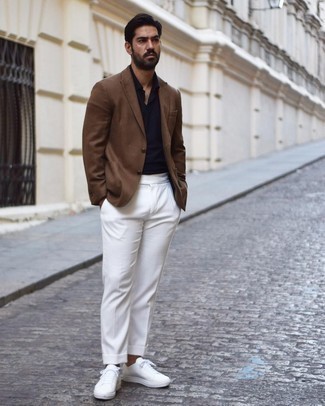 Look alla moda per uomo: Blazer marrone, Polo blu scuro, Pantaloni eleganti bianchi, Sneakers basse di tela bianche