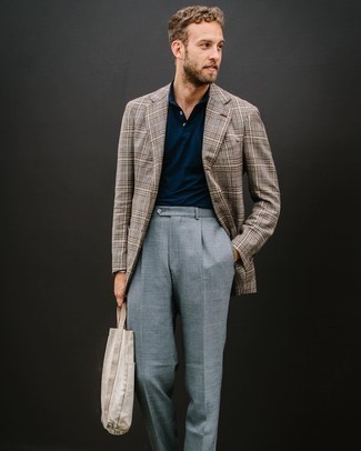 Come indossare e abbinare un blazer scozzese marrone in modo smart-casual: Indossa un blazer scozzese marrone e pantaloni eleganti grigi per essere sofisticato e di classe.