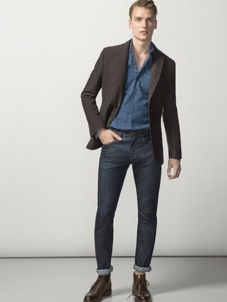 Quale jeans indossare con un blazer terracotta per un uomo di 20 anni: Prova ad abbinare un blazer terracotta con jeans se preferisci uno stile ordinato e alla moda. Chukka in pelle marrone scuro sono una validissima scelta per completare il look.