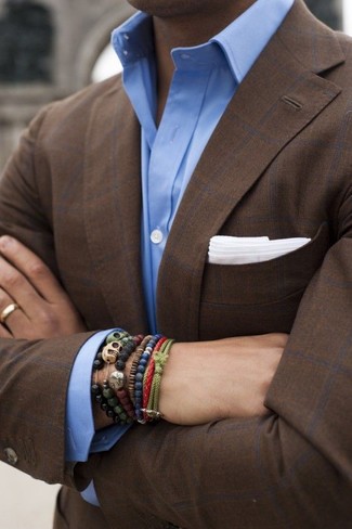 Come indossare e abbinare un blazer a quadri marrone: Indossa un blazer a quadri marrone con una camicia elegante azzurra per una silhouette classica e raffinata