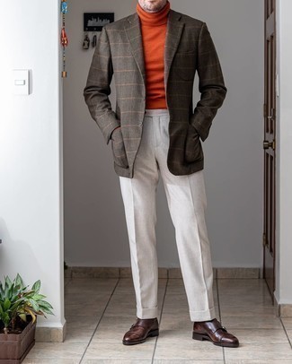 Come indossare e abbinare un dolcevita di lana senape per un uomo di 30 anni: Scegli un outfit composto da un dolcevita di lana senape e pantaloni eleganti bianchi per un look elegante e alla moda. Perfeziona questo look con un paio di scarpe double monk in pelle marrone scuro.