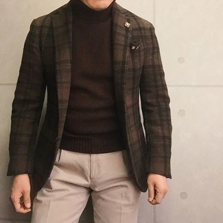 Come indossare e abbinare un dolcevita marrone per un uomo di 30 anni in modo smart-casual: Potresti indossare un dolcevita marrone e pantaloni eleganti di lana beige come un vero gentiluomo.