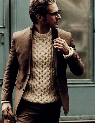 Come indossare e abbinare un blazer marrone con pantaloni eleganti di lana marroni quando fa caldo: Prova ad abbinare un blazer marrone con pantaloni eleganti di lana marroni per essere sofisticato e di classe.