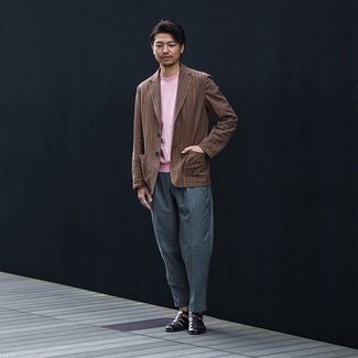 Look alla moda per uomo: Blazer a righe verticali marrone, T-shirt girocollo rosa, Chino grigio scuro, Sandali in pelle neri