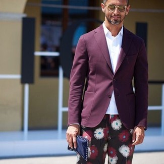 Come indossare e abbinare un blazer viola per un uomo di 30 anni quando fa caldo in modo smart-casual: Potresti combinare un blazer viola con chino a fiori neri se cerchi uno stile ordinato e alla moda.
