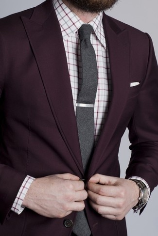 Come indossare e abbinare una cravatta di lana grigio scuro: Prova ad abbinare un blazer melanzana scuro con una cravatta di lana grigio scuro per un look elegante e di classe.
