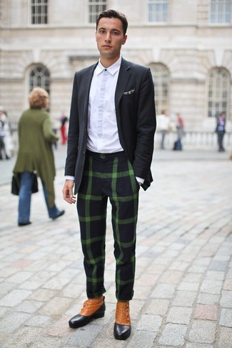 Come indossare e abbinare pantaloni scozzesi in modo smart-casual: Scegli un blazer nero e pantaloni scozzesi per una silhouette classica e raffinata