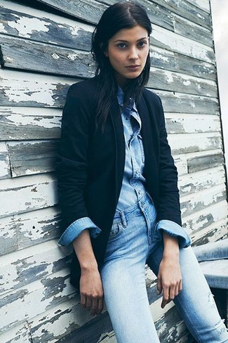 Come indossare e abbinare una camicia di jeans azzurra con un blazer nero: Scegli un outfit composto da un blazer nero e una camicia di jeans azzurra per un look raffinato per il tempo libero.