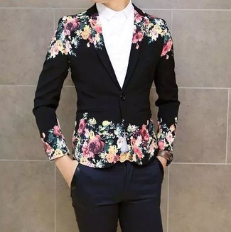 Come indossare e abbinare un blazer a fiori nero in estate 2024: Opta per un blazer a fiori nero e chino blu scuro per un look da sfoggiare sul lavoro. Questo è il look indispensabile per l’estate.