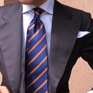 Come indossare e abbinare una cravatta a righe verticali blu: Metti un blazer nero e una cravatta a righe verticali blu per un look elegante e alla moda.