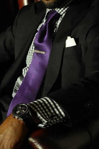 Come indossare e abbinare una cravatta di seta melanzana scuro quando fa caldo: Opta per un blazer nero e una cravatta di seta melanzana scuro come un vero gentiluomo.