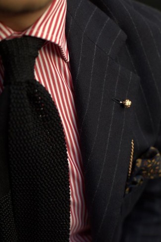 Come indossare e abbinare una cravatta lavorata a maglia nera e bianca in modo smart-casual: Mostra il tuo stile in un blazer a righe verticali nero con una cravatta lavorata a maglia nera e bianca per una silhouette classica e raffinata
