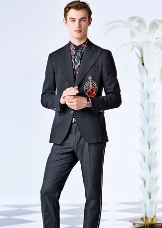Come indossare e abbinare un blazer nero quando fa caldo: Opta per un blazer nero e pantaloni eleganti neri come un vero gentiluomo.