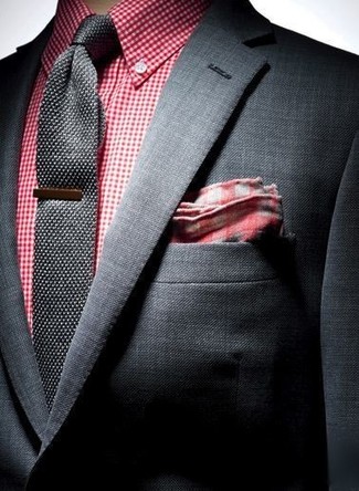 Quale blazer indossare con una camicia elegante bordeaux in modo smart-casual: Mostra il tuo stile in un blazer con una camicia elegante bordeaux per un drink dopo il lavoro.