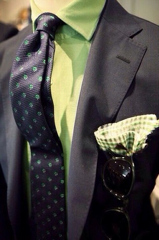 Come indossare e abbinare un fazzoletto da taschino verde in modo formale: Potresti indossare un blazer nero e un fazzoletto da taschino verde per un look perfetto per il weekend.