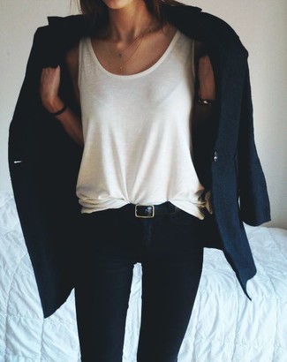 Come indossare e abbinare un blazer per una donna di 30 anni: Indossa un blazer con jeans aderenti neri per un look semplice, da indossare ogni giorno.