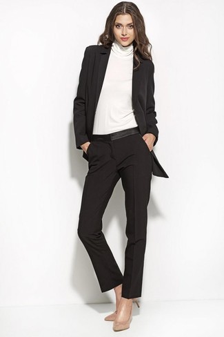 Quale blazer indossare con décolleté beige: Metti un blazer e pantaloni eleganti neri per essere elegante ma non troppo formale. Décolleté beige sono una buona scelta per completare il look.