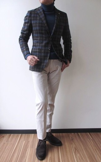Moda uomo anni 50 in modo smart-casual: Potresti abbinare un blazer scozzese nero con jeans beige per un pranzo domenicale con gli amici. Questo outfit si abbina perfettamente a un paio di chukka in pelle scamosciata marrone scuro.