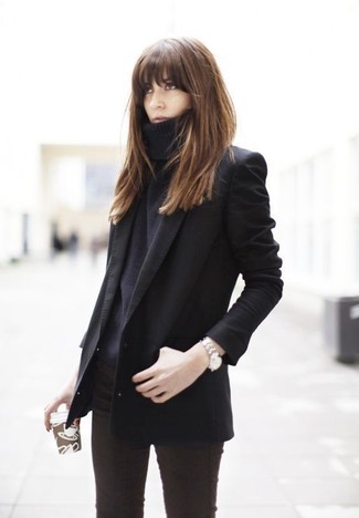 Come indossare e abbinare un blazer nero quando fa caldo: Indossa un blazer nero con jeans aderenti neri per vestirti casual.