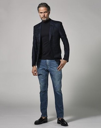 Come indossare e abbinare jeans blu scuro con un blazer nero: Mostra il tuo stile in un blazer nero con jeans blu scuro per un look raffinato per il tempo libero. Prova con un paio di mocassini eleganti in pelle neri per un tocco virile.